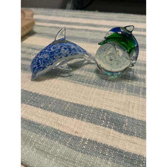 Two glass dolphin paperweights - Picture 3 of 11